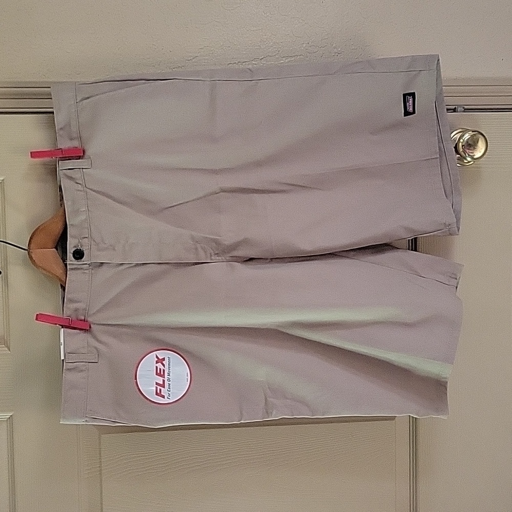 Dickies NWT men's khaki shorts. Size 44